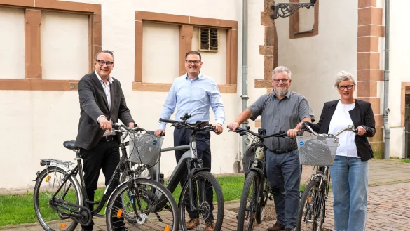 Bürgermeister Markus Baier, Stadtwerke-Geschäftsführer Matthias Sasse, Thomas Hahn (Stadtwerke) und Annett Schmid (Stadt) freuen sich über die Einsparerfolge der Lemgoer Einrichtungen. - © Michael Reimer