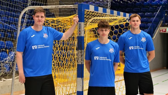 Trainer Jari Lemke (von links) mit den beiden Drittliga-Zug&auml;ngen Thore Rahmlow und Meeno Carstensen. - &copy; J&ouml;rg Hagemann