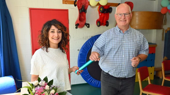 Den Staffelstab bekam Ramona Yousefzadeh von Tr&auml;ger-Gesch&auml;ftsf&uuml;hrer Detlef M&uuml;ller &uuml;berreicht. - &copy; Katholische Kindertageseinrichtungen Minden-Ravensberg-Lippe