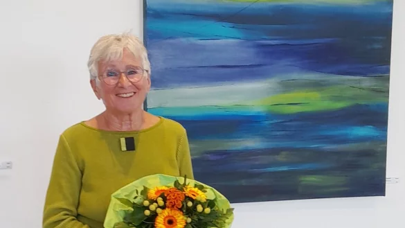 Malerin Doris Pachnicke bei der Er&ouml;ffnung ihrer Ausstellung im St.-Loyen-Zentrum in Lemgo. - &copy; St. Loyen