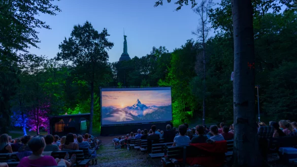 Am Fu&szlig;e des Hermannsdenkmals blicken Kinofans gespannt auf die Leinwand. - &copy; Friedrich-Wilhelm Gol&uuml;keIm Nieleinen 2532758 Detmoldwww.golueke.net