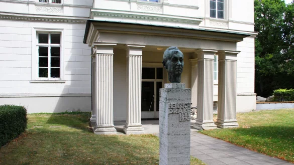 Die bronzene B&uuml;ste des gleichnamigen Politikers Heinrich Drake (1881-1970) hat der Bildhauer und DDR-B&uuml;rger Drake 1971 geschaffen. Auch sie befindet sich vor dem Lippischen Landesmuseum. - &copy; Landesverband Lippe