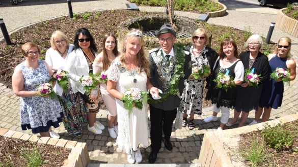 Das K&ouml;nigspaar Thorsten Linnenl&uuml;ke und Sandra Vortmann-Schreiber (Mitte), umgeben von den Throndamen (v. l.) Melanie Dorneau, Dagmar Doppelstein, Imelda Birkemeyer, Dorina Schnur sowie Brigitte Schnepel, Martina Richter, Heidrun Meyer und Kathrin Laumann. Es fehlt Christin Lampl. - &copy; Karin Prignitz