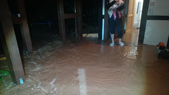 Bei Familie G&uuml;rtler steht der komplette Hof und der Keller des Fachwerkhauses der Familie unter Wasser. - &copy; Petra G&uuml;rtler