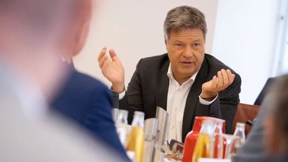 Vizekanzler und Wirtschaftsminister Robert Habeck (Gr&uuml;ne) beim Besuch im Paderborner Rathaus. - &copy; Niklas T&uuml;ns