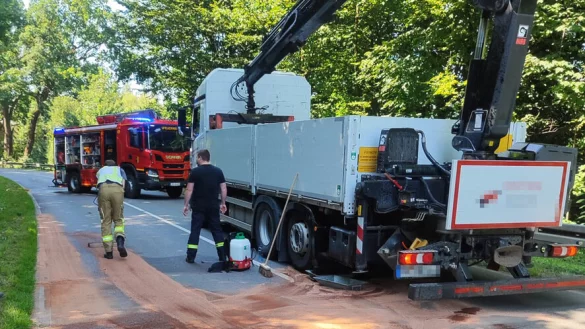 Die Feuerwehr und ein Spezialunternehmen mussten auf mehreren hundert Metern Hydraulik&ouml;l binden und von der Fahrbahn entfernen. - &copy; Feuerwehr D&ouml;rentrup