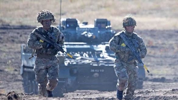 Das Bild zeigt Soldaten während einer Präsentation auf dem Truppenübungsplatz bei Augustdorf. - © picture alliance/dpa
