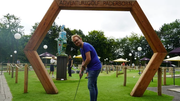 "NW"-Redakteur Felix Schwien wagt den Selbstversuch und schl&auml;gt sich durch 18 L&ouml;cher auf dem Adventuregolfplatz. - &copy; Felix Schwien