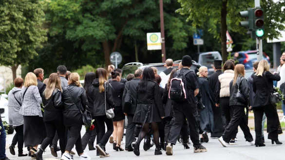 Über den Kierchsiek zog der Trauerzug von der St. Walburga Kirche zum Alten Friedhof. - © Alex Lehn