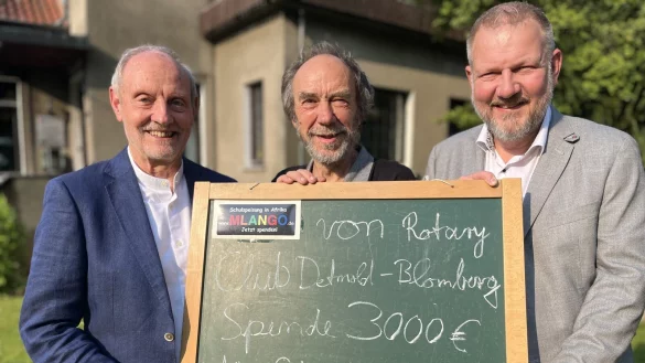 Dr Otto Foit (von links), Dr. Eckhard Binder und Tobias Schuhmacher bei der Spendenübergabe. - © Rotary-Club Detmold-Blomberg