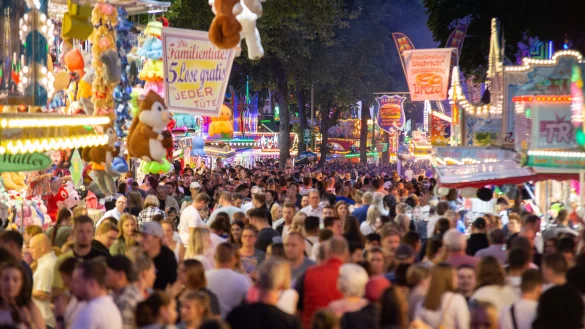 Auf der Kirmesmeile auf dem Liboriberg gibt es neben den Fahrgesch&auml;ften auch ein gro&szlig;es Angebot an Speisen und Getr&auml;nken. - &copy; Niklas T&uuml;ns