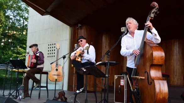 Roman D. Metzner (von links), Fabian Maria Lau und Carsten J. Hormes bilden das Trio "Fabian und die Detektive", das am Samstagabend in der Konzertmuschel spielte. - &copy; Nicole Ellerbrake