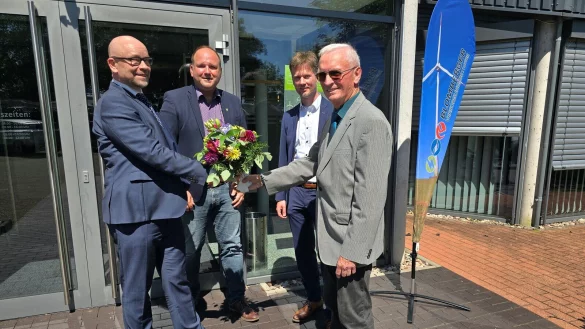 Freuen sich &uuml;ber den nahtlosen &Uuml;bergang in der Gesch&auml;ftsf&uuml;hrung der BVB zum Jahreswechsel (von links): Der k&uuml;nftige Gesch&auml;ftsf&uuml;hrer Michael Rei&szlig;, B&uuml;rgermeister Christoph Dolle, Amtsinhaber Dirk Middendorf und Aufsichtsratsvorsitzender G&uuml;nther Borchard - &copy; Blomberger Versorgungsbetriebe