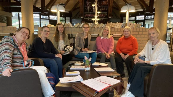 Renate (von links), Kristina, Justyna, Leiterin Susanne Grimm, Petra, Birgit und Marianne geh&ouml;ren zu den Teilnehmern, die beim ersten Schreibtreff im Kurgastzentrum Bad Meinberg dabei sind. - &copy; Cordula Gr&ouml;ne