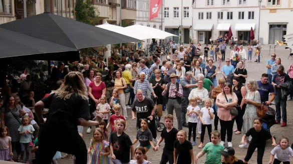 Viel Spa&szlig; beim Tanzen. Beim Workshop zum Mitmachen werden auf dem Lemgoer Marktplatz neue Tanzschritte erlernt. - &copy; Thomas Kr&uuml;gler