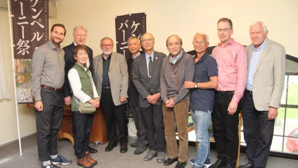 Freuen sich &uuml;ber das Symposium: (von links) Dr. Andreas Kuebart, Chris Br&uuml;nger, Ishihara Mitsikawa, Prof. Dr. Peter A. Schmidt, Hajime Chokki, Teruo Katsuyama, Kiyokazu Kumai, Tetsu Kido, Gunnar Kie&szlig; und Dr. Gerhard Kuebart. - &copy; Nadine Uphoff