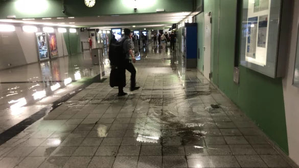Der Starkregen drückte in die Unterführung am Bielefelder Hauptbahnhof. - © Sigrun Müller-Gerbes