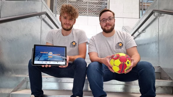 Die Verbindung zwischen Tablet und Handball: Nathanael G&uuml;nther (links) und Damian Bender geh&ouml;ren zum vierk&ouml;pfigen Gr&uuml;nderteams von "Handball Assistant". - &copy; Oliver K&ouml;nig
