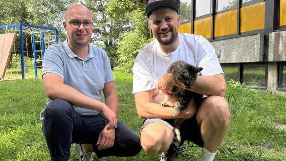Fachteamleiter Jan-Lukas Schlinks und HoT-Mitarbeiter Danny Klassen mit Katze Maggie (von links) w&uuml;rden sich &uuml;ber die Unterst&uuml;tzung von Honorarkr&auml;ften freuen. - &copy; Sandra Castrup