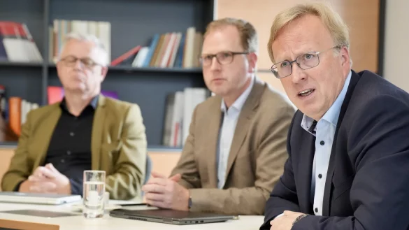 AWO-OWL-Vorstandschef Thomas Euler (r.) und Finanzvorstand Christoph L&uuml;tzenkirchen sowie der Generalbevollm&auml;chtigte Andreas Budnik (Mitte). - &copy; Peter Unger