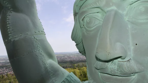 Bekommt ein neues Umfeld und steigt zur Begrüßung der Gäste sogar virtuell von seinem Sockel: Hermann der Cherusker. - © Martin Hostert