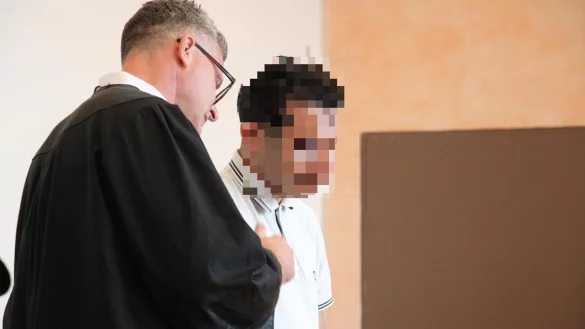 Verteidiger Dr. Detlev Binder aus Bielefeld spricht mit seinem Mandanten. Der angeklagte 19-J&auml;hrige hat schon einige Jahre Gef&auml;ngnis hinter sich. Er sitzt aber nicht allein auf der Anklagebank. - &copy; Janet K&ouml;nig