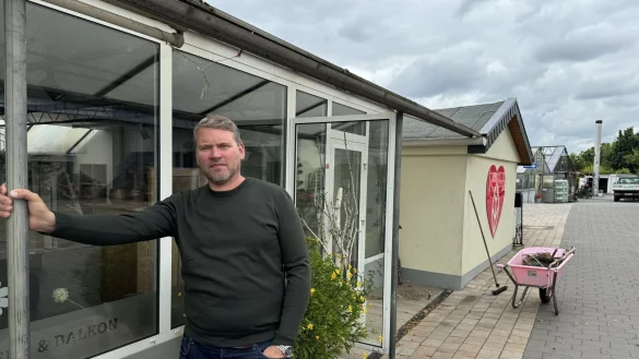 Frank Schr&ouml;der vor dem Blumenladen, der seit Ende Juni geschlossen ist. - &copy; Sandra Castrup