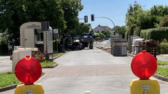 In vollem Gang sind die Arbeiten f&uuml;r die neue Bushaltestelle an der Leopoldstaler Stra&szlig;e. - &copy; Cordula Gr&ouml;ne