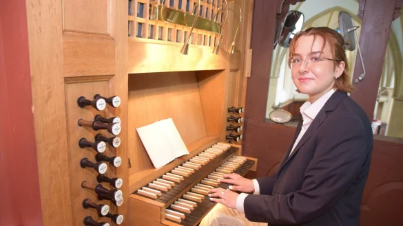 Elli Weidhase ist das Spiel auf der prachtvollen Orgel der Alexanderkirche bereits vertraut. Der Muskelkater in den Kinderfingern der Anfangsjahre ist l&auml;ngst vergessen. Foto: Karin Prignitz - &copy; Karin Prignitz