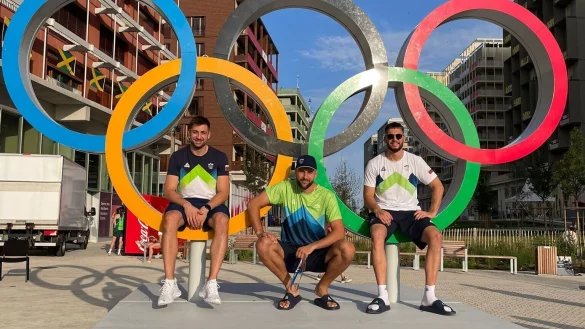 Urh Kastelic (Mitte) im Olympischen Dorf. - &copy; Urh Kastelic