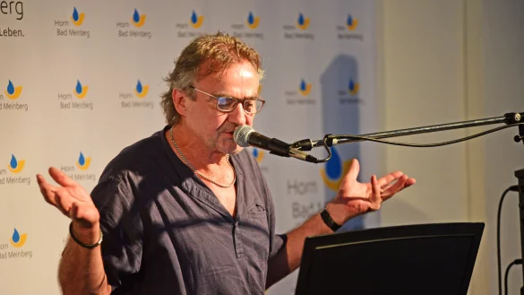 J&ouml;rg Becker hielt dem Publikum im Kurtheater den Spiegel vor. - &copy; Nicole Ellerbrake