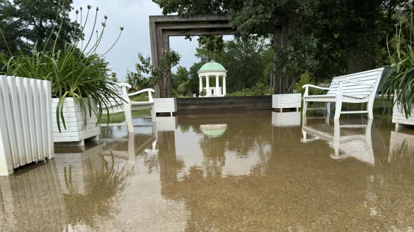 Das Unwetter traf auch Teile des Kurparks wie hier am Rahmen mit Blick auf den Leopoldsprudel. - &copy; Sven Kienscherf