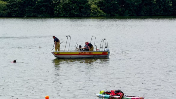 Von Booten und Boards aus suchen Paderborner Feuerwehrleute nach der Vermissten im Lippesee. - &copy; Ralph Meyer