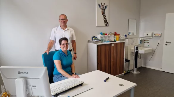 Haus&auml;rztin Christa Bittscheidt zusammen mit ihrem Mann Dr. Hans Bittscheidt, der sie seit November in ihrer Praxis in Langenholzhausen unterst&uuml;tzt. - &copy; Nadine Uphoff