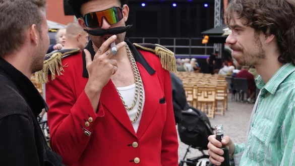 Hier noch gut gelaunt: Michal Popowize in astreinem roten Anzug unterh&auml;lt sich vor der Show noch mit Finn (rechts) und einem Kumpel. - &copy; Axel B&uuml;rger