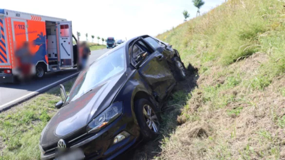 Ein 46-j&auml;hriger Golffahrer landet an der B&ouml;schung. - &copy; Polizei Herford