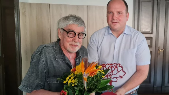 Ein bewegender Moment nach 20 Jahren engagierter Ratsarbeit: Aus gesundheitlichen Gr&uuml;nden hat SPD-Ratsherr Stephan Sauer sein Mandat niedergelegt, B&uuml;rgermeister Chrisoph Dolle dankt ihm und l&auml;sst ihn nur ungern ziehen. - &copy; Marianne Schwarzer