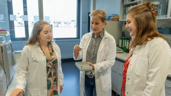 Die beiden Studentinnen Vanessa Kammerer (links) und Anne-Felicitas Knieps (rechts) &ndash; hier im Labor mit Professorin Dr. Anja Kr&ouml;ger-Brinkmann &ndash; bewerten die unbegrenzten Pr&uuml;fungsversuche als positiv und entlastend f&uuml;r das Studium. - &copy; TH OWL