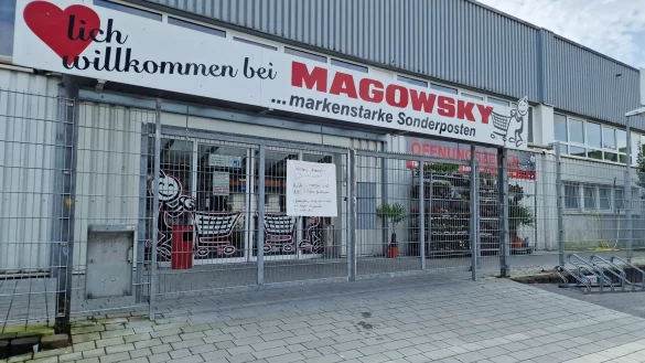 Die Tore sind zu: Alle Magowsky-Filialen sind am Mittwoch wegen Inventur geschlossen, heißt es auf Plakaten. - © Nadine Uphoff