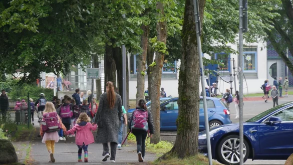 Zu Schulbeginn wird die Verkehrssituation in Rosenstraße und Querweg sehr unübersichtlich. Zahlreiche durcheinanderlaufende Schüler treffen auf Radfahrer, Eltern-Taxis und Schulbusse. - © Jost Wolf