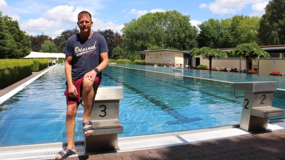 Der neue Schwimmmeister des Freibads Barntrup, Mark Langanke, informiert &uuml;ber Eintrittspreise, &Ouml;ffnungszeiten, besondere Attraktionen und mehr. - &copy; Chiara Wibbeke