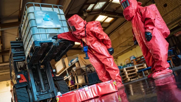 Auf dem Gelände des Sägewerks Hundertmark übte die Feuerwehr. Aus einem Behälter sollte Ameisensäure ausgelaufen sein. Mit Spezialanzügen rückten die Feuerwehrleute an und sicherten die Gefahrenstelle. - © Feuerwehr Dörentrup