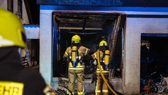 Die Einsatzkr&auml;fte haben das Feuer gel&ouml;scht und bek&auml;mpfen letzte Glutnester. - &copy; FreitagTV