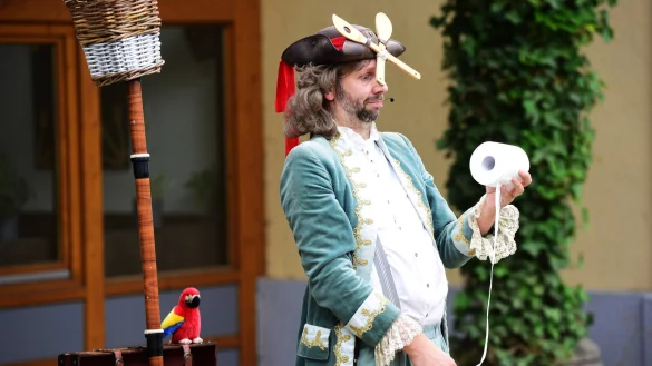 "BackenBartBernd" verzauberte die Kinder auf dem Barntruper Marktplatz. - &copy; Nicole Ellerbrake