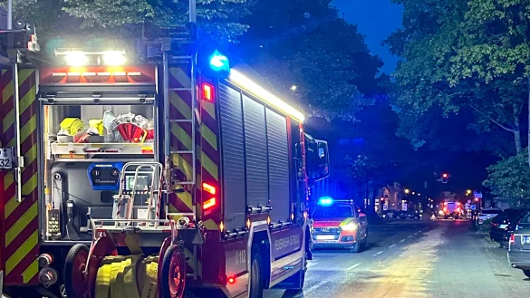 Die Feuerwehr Detmold beseitigt eine &Ouml;lspur in der Innenstadt. - &copy; Feuerwehr Detmold