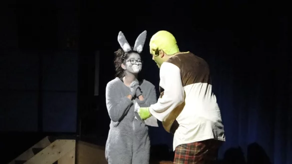 Ziemlich beste Freunde: Der Esel (Selina Dan, Jahrgangsstufe 8) unterstützt den Oger Shrek (Birk Fischer) bei der Befreiungsaktion der Prinzessin Fiona aus den Fängen des bösen Drachen. Die Beiden mögen einander, obwohl sie mit lustig-giftigen Sticheleien nicht gerade sparsam umgehen. (Foto: Hajo Gärtner) - © Hajo Gärtner