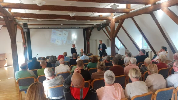 Rund 50 Brakelsieker haben an der Versammlung teilgenommen und ihre Bedenken zur geplanten Fl&uuml;chtlingsunterkunft ge&auml;u&szlig;ert. - &copy; Michaela Wei&szlig;e