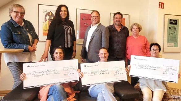 Freuen sich über die Finanzspritze: Derya Bal vom Verein für soziale Hilfen, Melanie Finger vom Leuchtturm Lippe und
Sabine Baumgarten (stellvertretend für "Mensch: Theater", sitzend, von links). Dahinter stehen Ute Küstermann vom Statt-Theater, Neele Schubert vom Verein für soziale Hilfen, Hajo Hensen vom "Leuchtturm Lippe" sowie Hans-Dieter Beckmann und Heike Ellermeier, bei vom Statt-Theater (von links). - © Statt-Theater