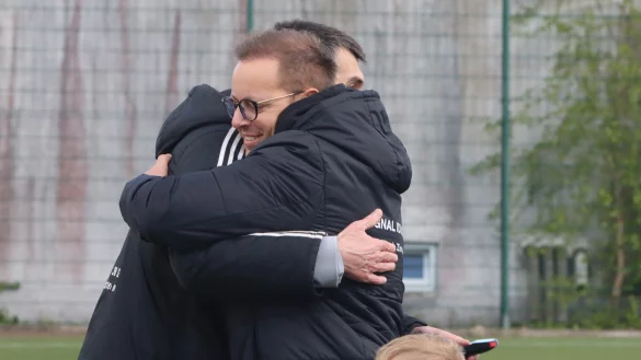 Eine herzliche Begr&uuml;&szlig;ung gab es in der vergangenen Saison zwischen den Pivitsheider Trainern Christoph Zimmermann (SuS, vorne) und Thorsten Schmiech (FSV). - &copy; Sebastian Lucas