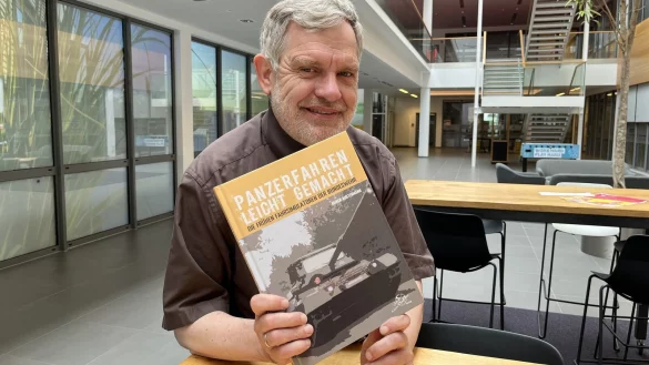 Der Lemgoer Alt-B&uuml;rgermeister Dr. Reiner Austermann hat es wieder getan iund ein Buch geschrieben. Sein Thema dieses Mal: "Panzer fahren leicht gemacht". - &copy; Till Brand